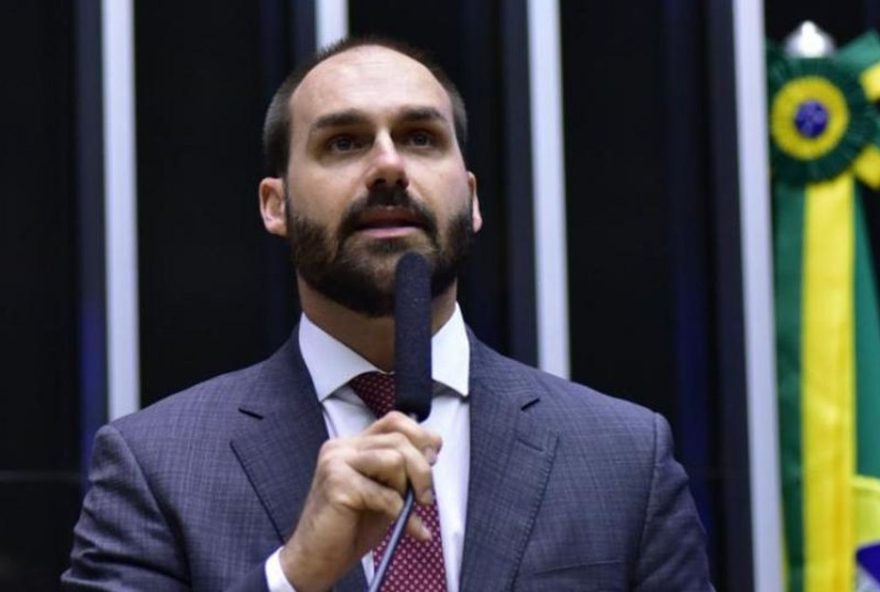 eduardo-bolsonaro-pede-a-motta-para-exercer-mandato-nos-eua