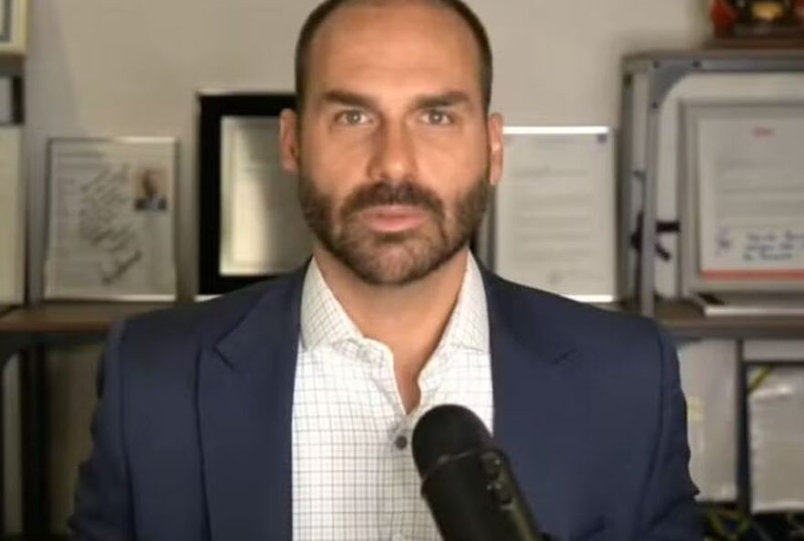 eduardo-bolsonaro-planeja-pedir-passaporte-de-apatrida-apos-cassacao eduardo-bolsonaro-planeja-pedir-passaporte-de-apatrida-apos-cassacao