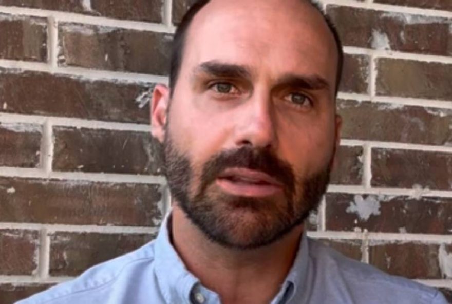 eduardo-bolsonaro-responsabiliza-alexandre-de-moraes-e-pf-por-assalto-a-familia-no-rio