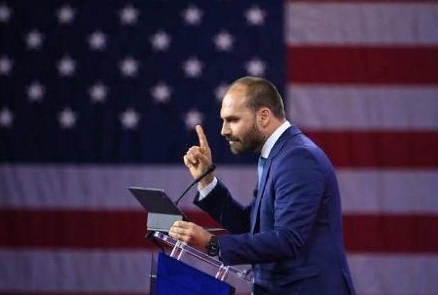 eduardo-bolsonaro-solicita-sancoes-e-agrava-crise-nacional