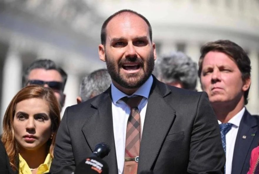 eduardo-bolsonaro-tem-15-dias-para-justificar-abandono-de-cargo-na-pf eduardo-bolsonaro-tem-15-dias-para-justificar-abandono-de-cargo-na-pf