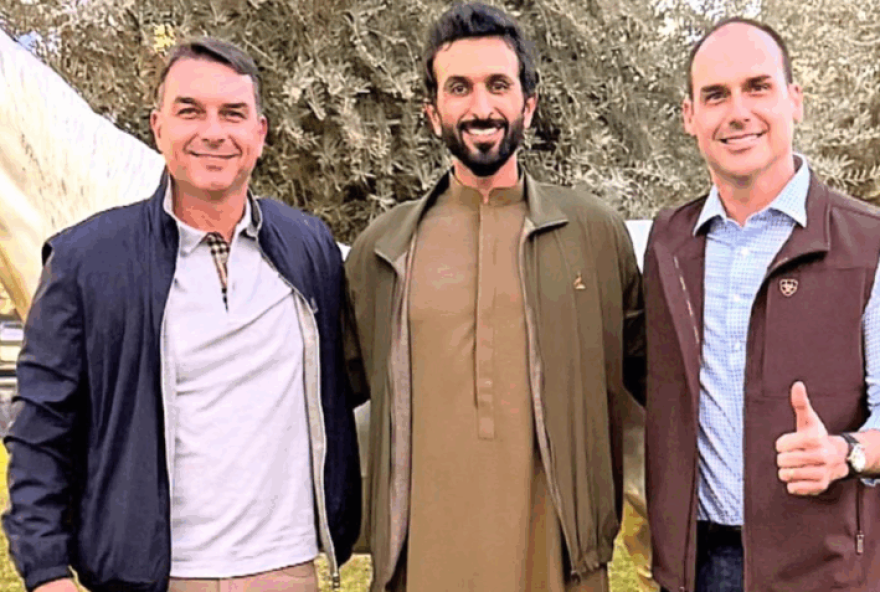 eduardo-e-flavio-bolsonaro-se-reunem-com-principe-do-bahrein eduardo-e-flavio-bolsonaro-se-reunem-com-principe-do-bahrein