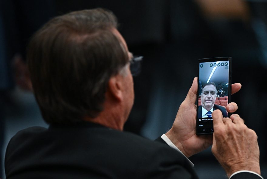 eduardo-envia-mensagens-controversas-para-bolsonaro