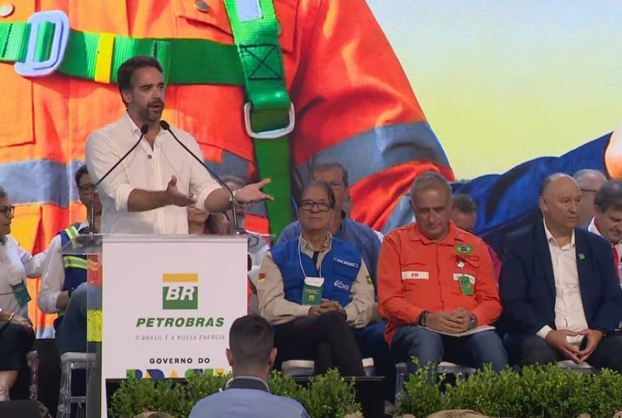 eduardo-leite-e-vaiado-em-evento-com-lula3A-amor-que-venceu-o-medo3F