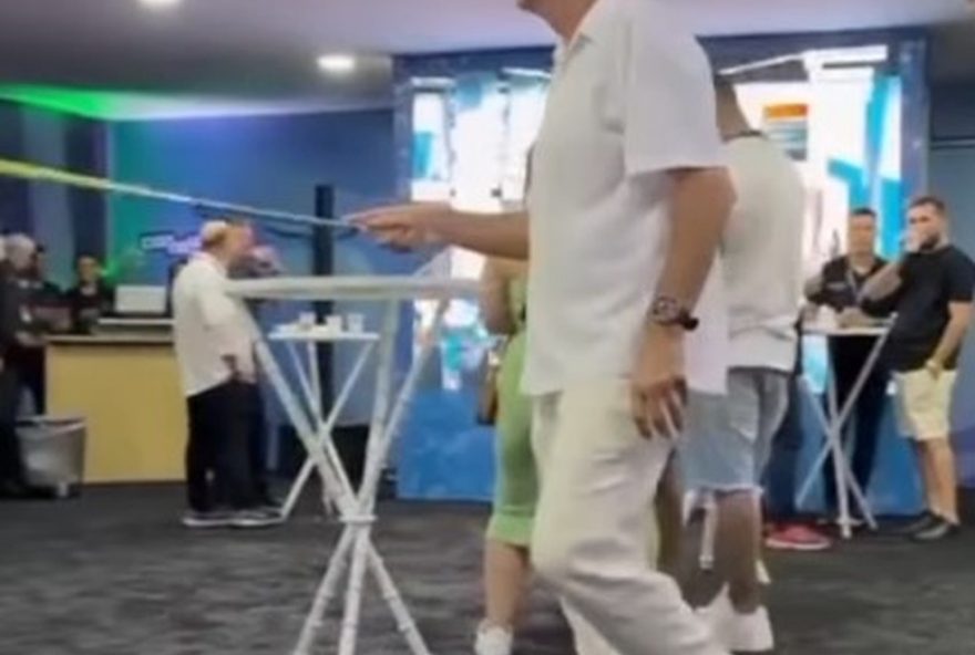 eduardo-paes-gera-polemica-ao-imitar-deficiencia-visual-em-camarote3A-repercussao-e-pedidos-de-desculpas eduardo-paes-gera-polemica-ao-imitar-deficiencia-visual-em-camarote3A-repercussao-e-pedidos-de-desculpas