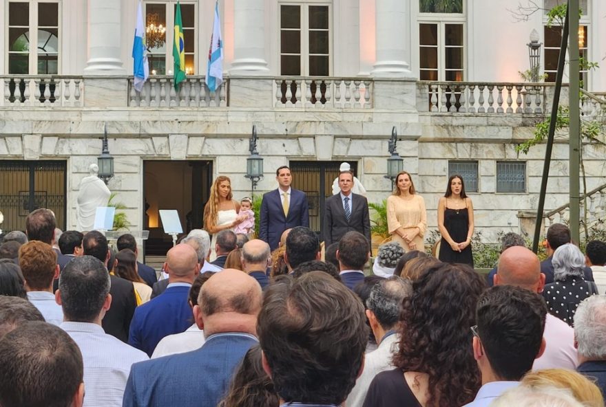 eduardo-paes-renuncia-e-transmite-cargo-ao-vice-eduardo-cavaliere-no-rio