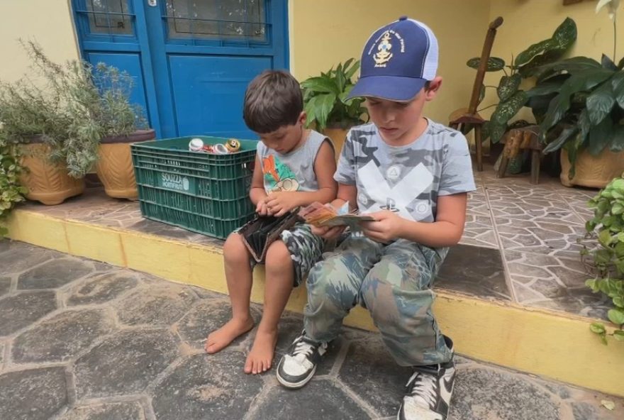 educacao-financeira-para-criancas3A-meninos-juntam-economias-para-realizar-sonhos-de-cavalo-e-skate