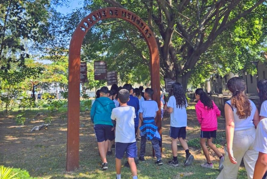 educar-para-sustentar3A-alunos-da-rede-publica-exploram-cemiterio-como-espaco-educativo-e-ambiental-no-rio-de-janeiro