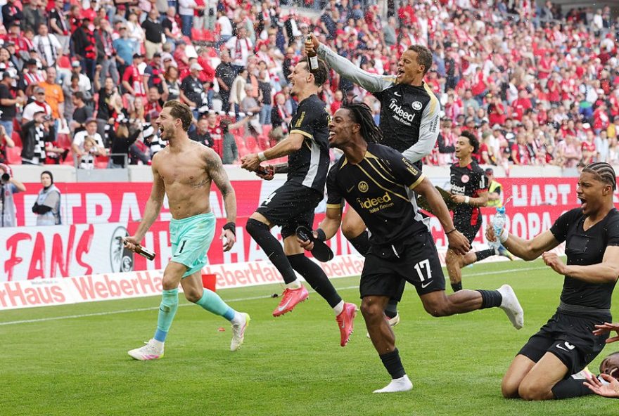 eintracht-frankfurt-comemora-classificacao-para-champions-league-em-posto-de-gasolina