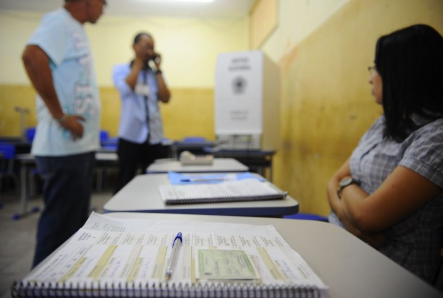 A ausência em três eleições seguidas acarreta no cancelamento do título de eleitor, exceto para os menores de 18 anos, maiores de 70 anos e analfabetos.(Foto: Tânia Rêgo/Agência Brasil)