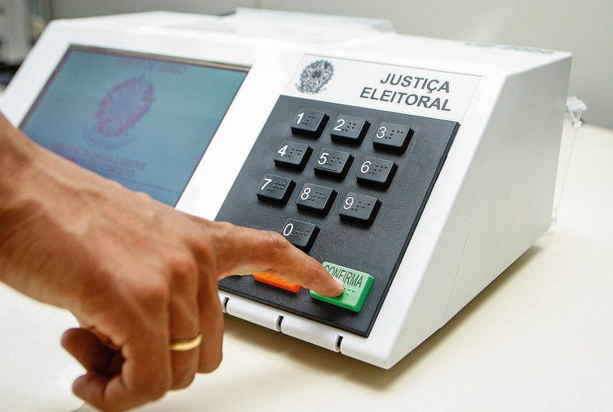 DemonstraÁ¿o do uso da urna eletrÙnica para as eleiÁ¿es de 2006.