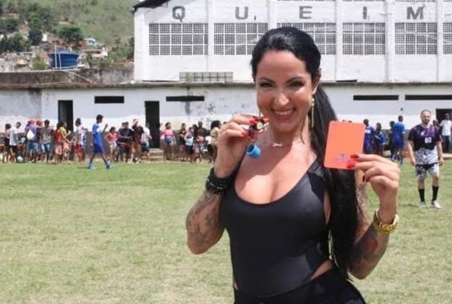 Ex-atriz pornô revela sonho de ser árbitra de futebol: “Vida me deixou esquecer disso”