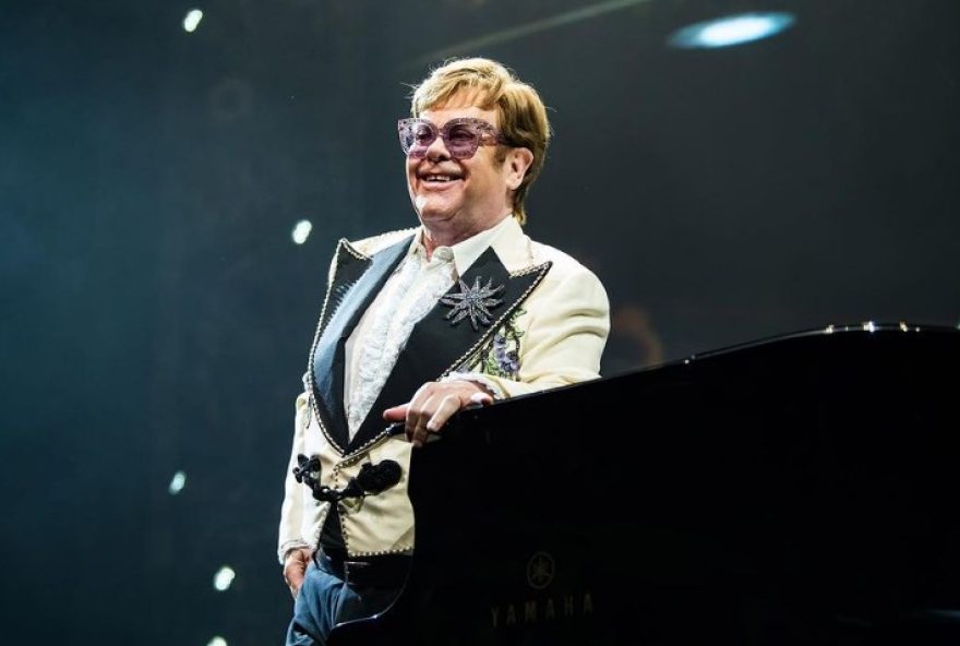 Elton John passou o verão em sua propriedade em Nice, na França, com se marido e filhos, ao fim da sua turnê 