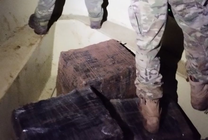 embarcacao-com-12C7-tonelada-de-maconha-e-interceptada-em-foz-do-iguacu3A-policia-federal-em-acao-de-combate-ao-trafico