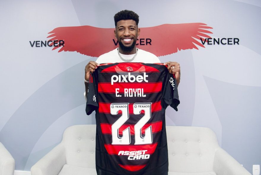emerson-royal-encanta-torcedores-do-flamengo-com-carisma-e-talento-musical