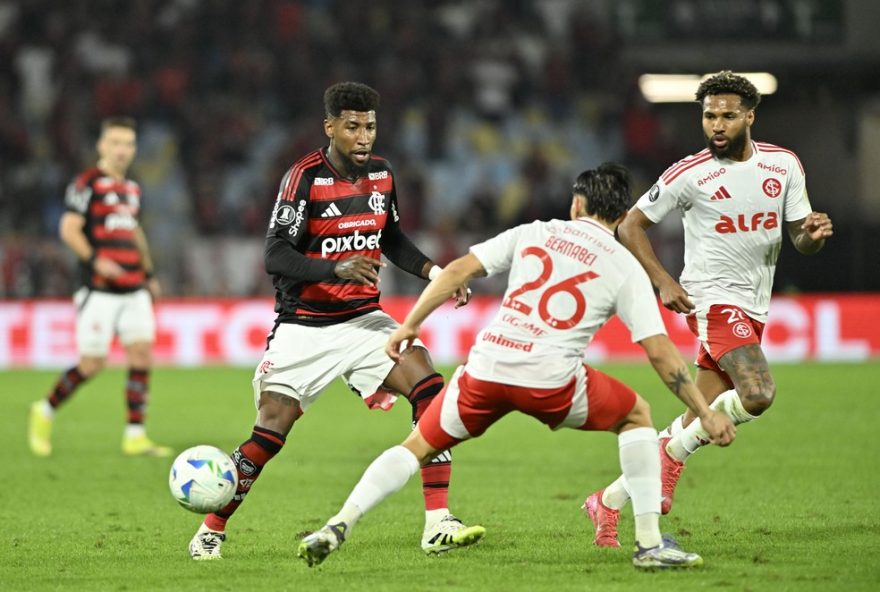 emerson-royal2C-do-flamengo2C-sofre-entorse-durante-jogo-da-libertadores3A-atualizacao-do-estado-de-saude-e-desempenho-da-equipe-rubro-negra