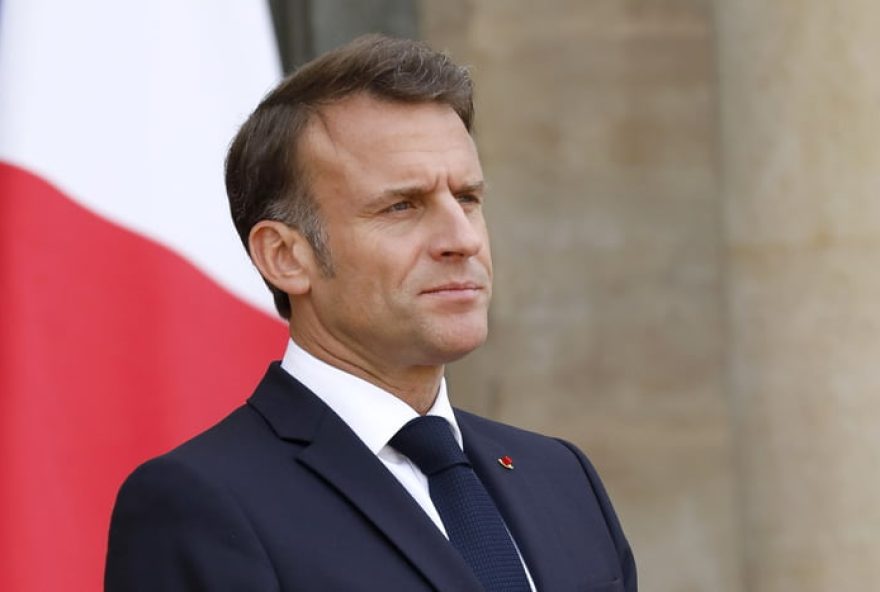 emmanuel-macron-visita-ilha-devastada-pelo-ciclone-chido3A-cenario-desolador-com-22-mortos-e-1.373-feridos