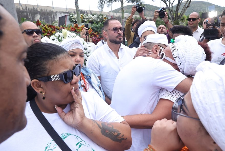 emocao-e-presenca-de-familiares-e-famosos-marcam-despedida-de-arlindo-cruz-em-cemiterio-do-rio-de-janeiro