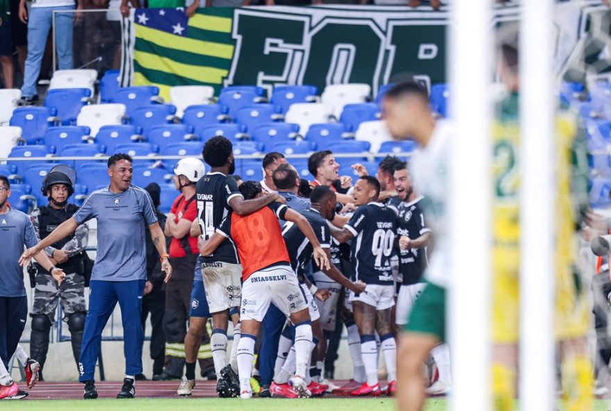 PA - BELEM - 23/11/2025 - BRASILEIRO B 2025, REMO X GOIAS - Joao jogador do Remo comemora seu gol durante partida contra o Goias no estadio Mangueirao pelo campeonato Brasileiro B 2025. Foto: Fernando Torres/AGIF