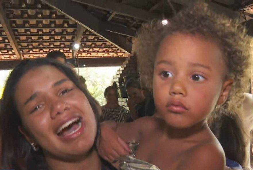 emocionante3A-mae-reencontra-alice-apos-3-dias-de-buscas-em-mata-de-jeceaba emocionante3A-mae-reencontra-alice-apos-3-dias-de-buscas-em-mata-de-jeceaba