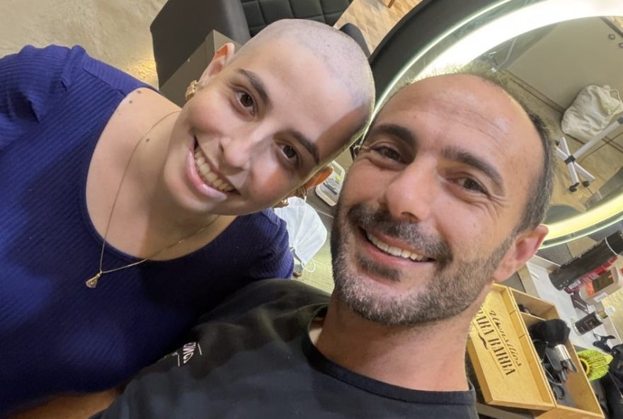 emocionante3A-mulher-com-cancer-raspa-cabelo-junto-com-cabeleireiro-em-sp emocionante3A-mulher-com-cancer-raspa-cabelo-junto-com-cabeleireiro-em-sp