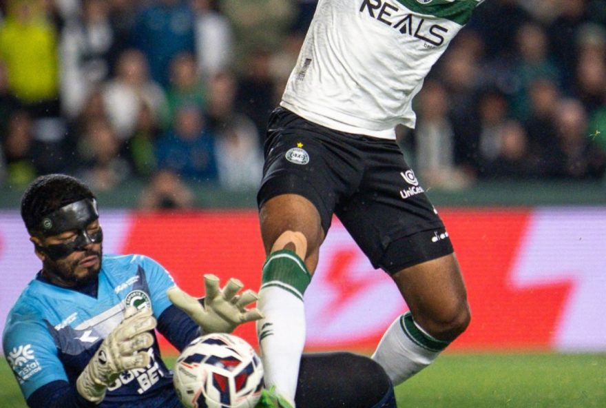 empate-entre-coritiba-e-goias-termina-com-seis-expulsoes-em-confronto-pela-serie-b