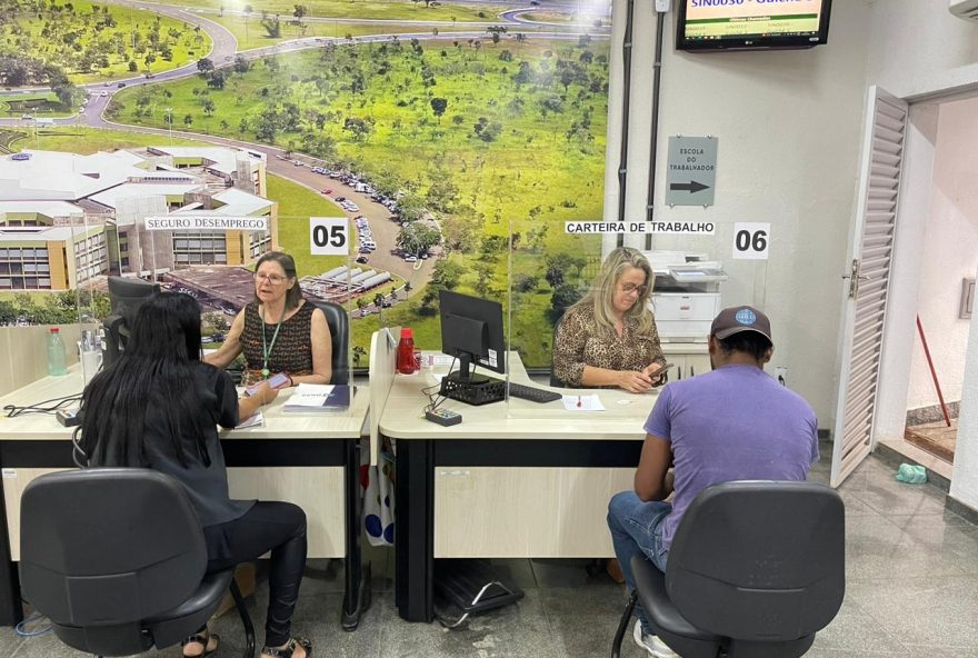 Prefeitura de Goiânia oferece 1.024 vagas de empregos nesta terça-feira (22/8): há oportunidades para atendente de farmácia, balconista, atendente de telemarketing, auxiliar de limpeza, operador de caixa, servente de obras, entre outras. (Fotos: Sedec)