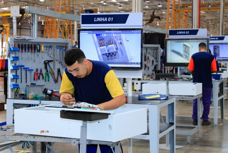 Com recorde de trabalhadores, Goiás subiu rendimento médio dos postos de trabalhos no final de 2023