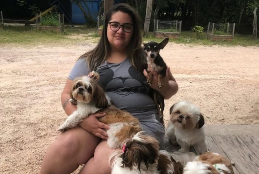 empresaria-se-muda-para-goiania-com-10-cachorros-e-peixes3B-video-viraliza