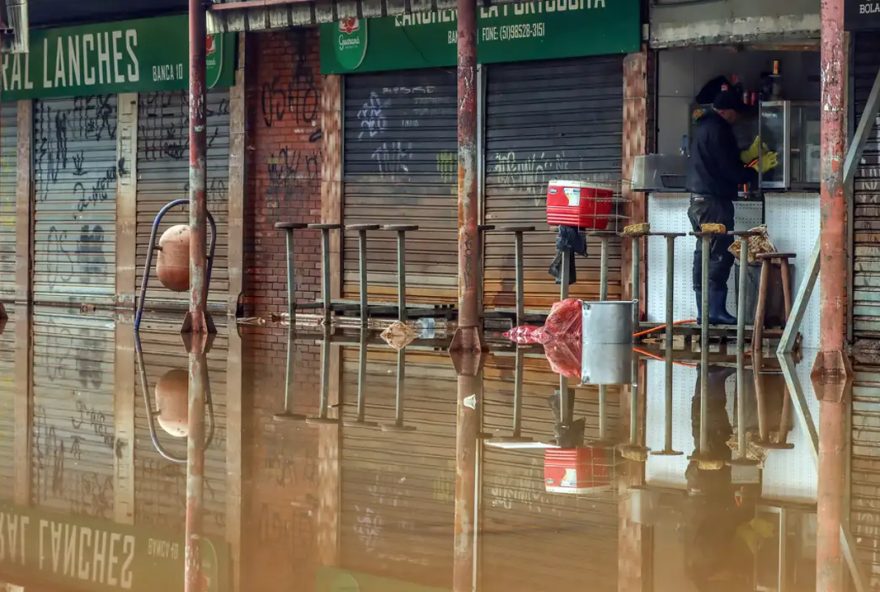 Comerciantes retiram entulho e limpam lojas para retomar os negócios no Centro Histórico de Porto Alegre