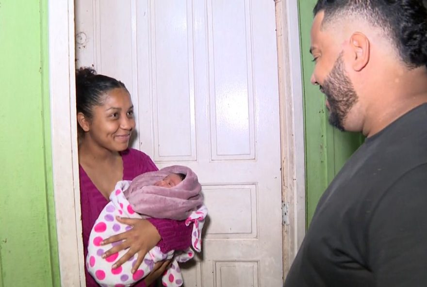 encontro-emocionante3A-motorista-visita-bebe-que-nasceu-em-seu-carro encontro-emocionante3A-motorista-visita-bebe-que-nasceu-em-seu-carro