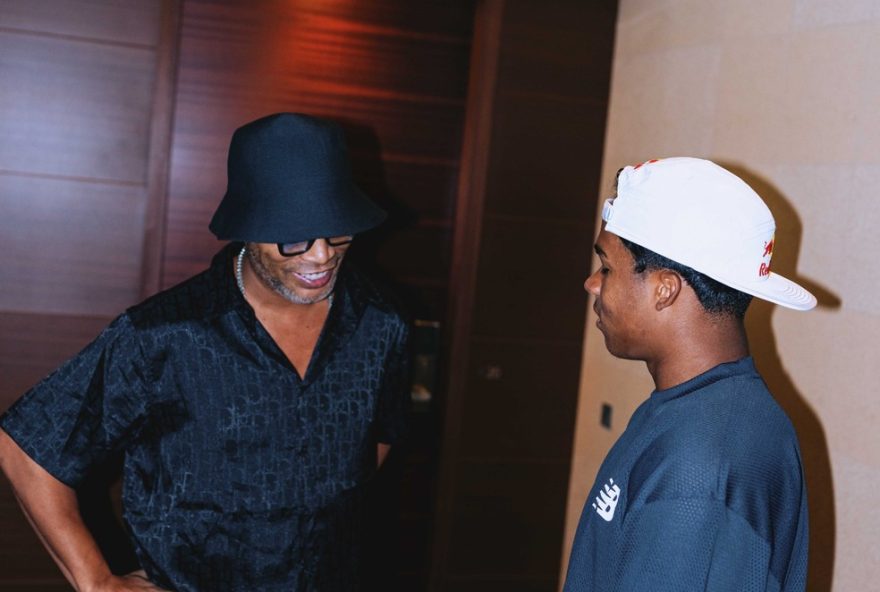 endrick-encontra-ronaldinho-gaucho-em-toquio-durante-lua-de-mel3A-reabilitacao-e-preparacao-para-retorno-ao-real-madrid