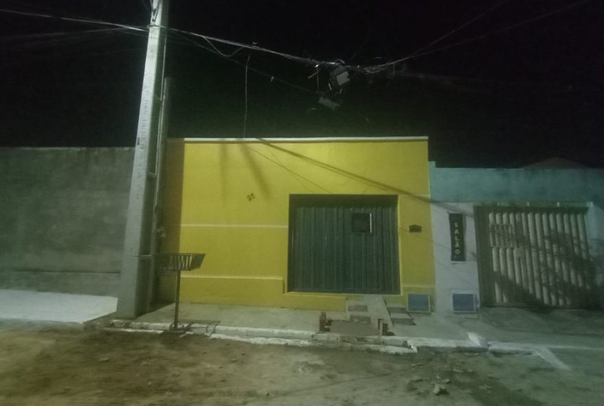 enel-remove-poste-de-alta-tensao-na-garagem-de-moradora-do-crato2C-ceara