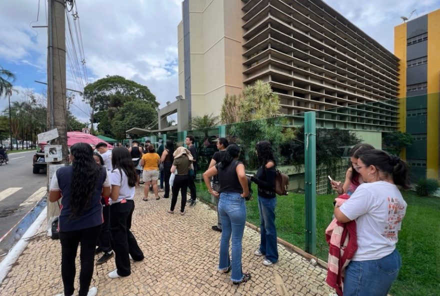 enem-20253A-mais-de-166-mil-estudantes-fazem-1o-dia-de-provas-em-goias