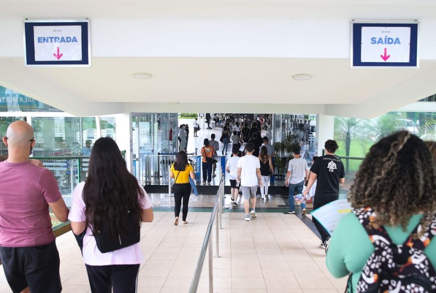 Alunos entrando dentro de escola. (Foto: Valter Campanato/Agência Brasil)