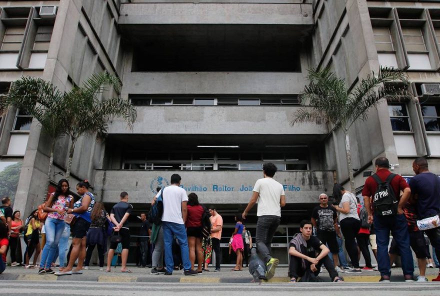 Estudantes durante provas do último Enem: classificação do candidato determinará se ingressará no primeiro ou segundo semestre (Foto: Agência Brasil/Arquivo)