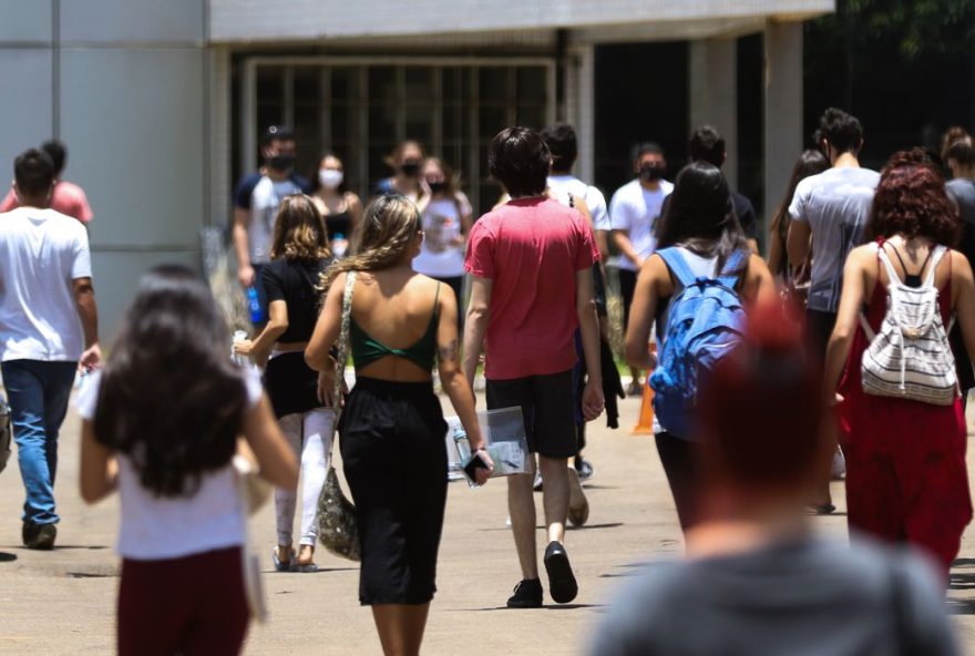 Jovens são os mais afetados pelos efeitos da pandemia, mostra estudo