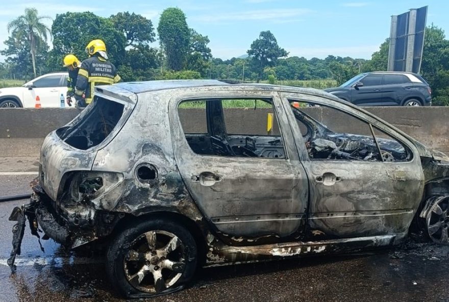 engavetamento-com-8-veiculos-causa-incendio-na-br-101-em-itajai2C-sc