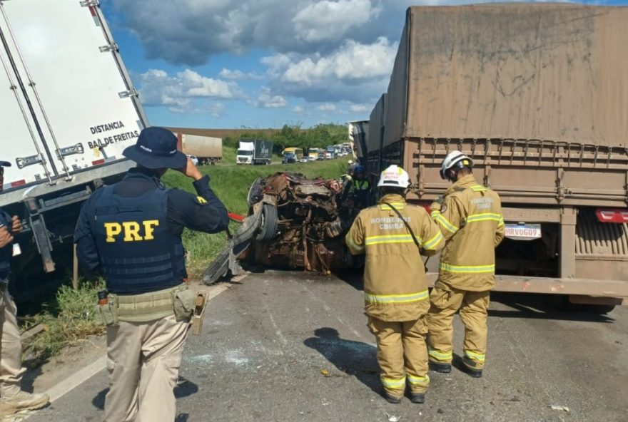 engavetamento-com-9-veiculos-deixa-um-morto-e-seis-feridos-na-br-324 engavetamento-com-9-veiculos-deixa-um-morto-e-seis-feridos-na-br-324