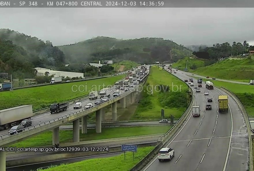 engavetamento-com-quatro-veiculos-causa-congestionamento-na-rodovia-dos-bandeirantes-em-jundiai