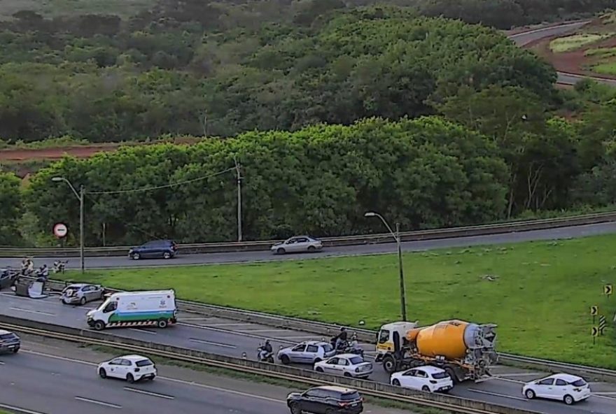 engavetamento-entre-seis-veiculos-na-rodovia-dom-pedro-i3A-transito-lento-em-campinas engavetamento-entre-seis-veiculos-na-rodovia-dom-pedro-i3A-transito-lento-em-campinas