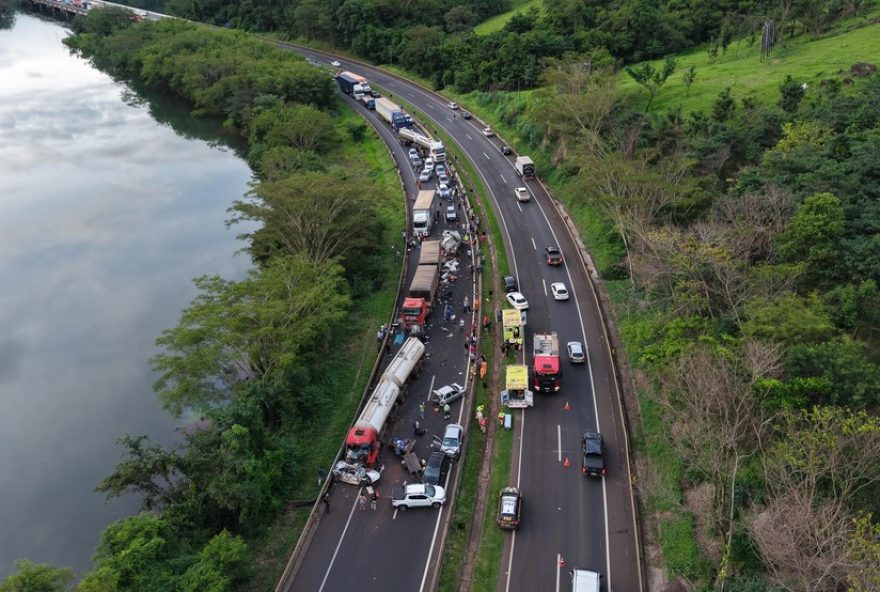 engavetamento-na-br-0503A-o-que-causou-acidente-com-10-veiculos2C-deixando-um-morto-e-sete-feridos