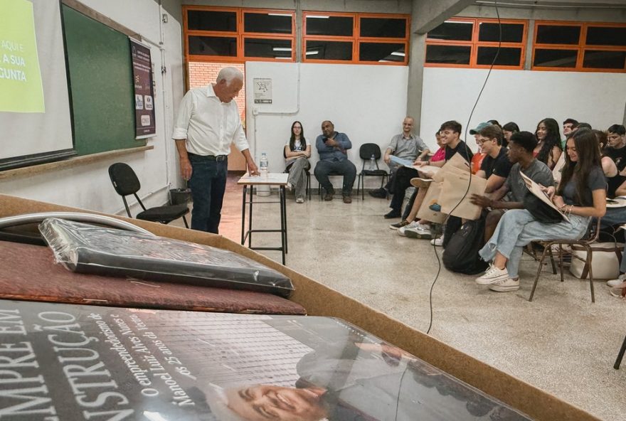 engenheiro-compartilha-trajetoria-de-50-anos-com-calouros-da-uel engenheiro-compartilha-trajetoria-de-50-anos-com-calouros-da-uel