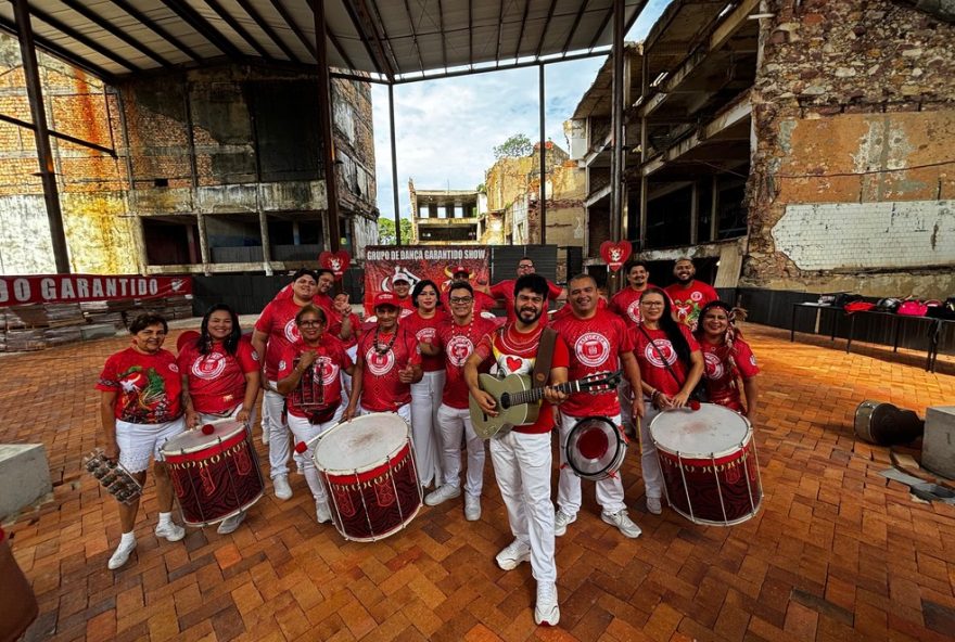 ensaio-historico-da-batucada-do-garantido-no-mercado-de-origem-da-amazonia