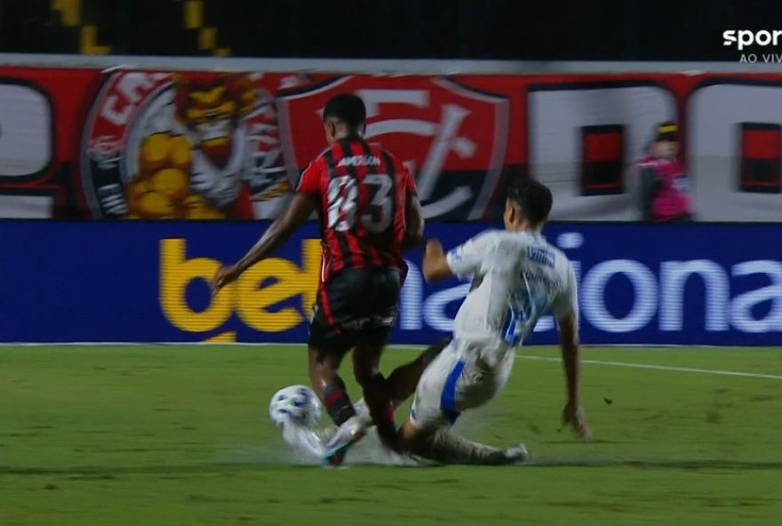 entrada-dura-em-jamerson-gera-susto-e-ambulancia-em-vitoria-x-cruzeiro