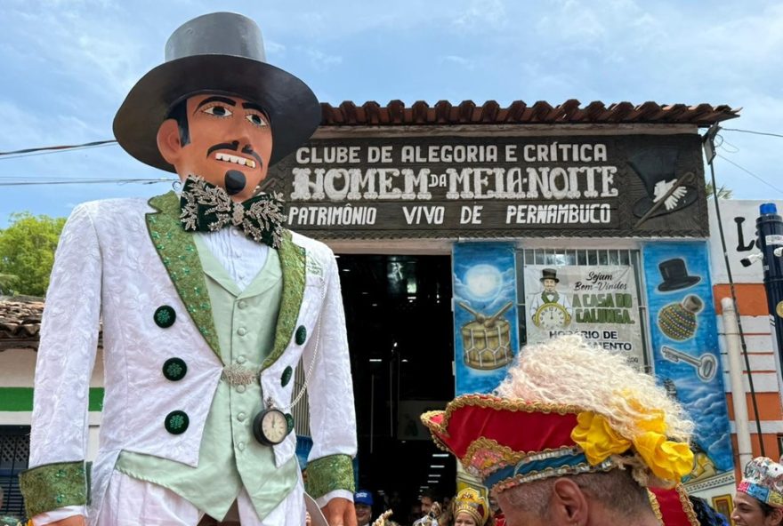 entrega-da-roupa-do-homem-da-meia-noite-para-o-carnaval-de-20263A-um-evento-marcante-em-olinda-com-cortejo-de-maracatus-e-bolo-gigante entrega-da-roupa-do-homem-da-meia-noite-para-o-carnaval-de-20263A-um-evento-marcante-em-olinda-com-cortejo-de-maracatus-e-bolo-gigante