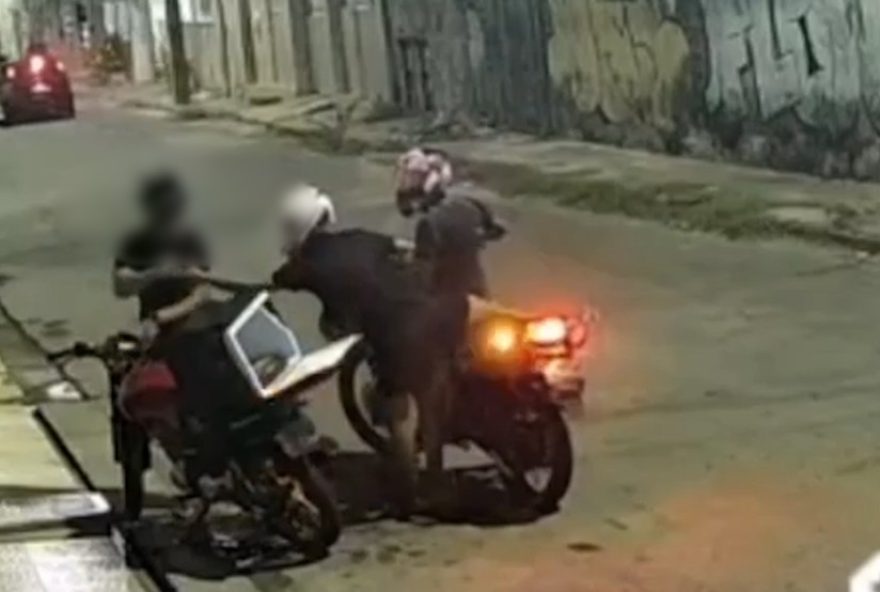 entregador-de-lanches-e-assaltado-em-cohatrac2C-sao-luis3A-imagens-de-camera-revelam-crime-e-policia-busca-suspeitos entregador-de-lanches-e-assaltado-em-cohatrac2C-sao-luis3A-imagens-de-camera-revelam-crime-e-policia-busca-suspeitos
