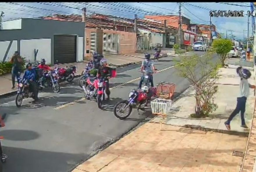 Residência no bairro Jardim Acácia, em Feira de Santana, foi depredada e teve o portão derrubado, por um grupo de entregadores (Foto: Reprodução/Câmeras de Segurança)