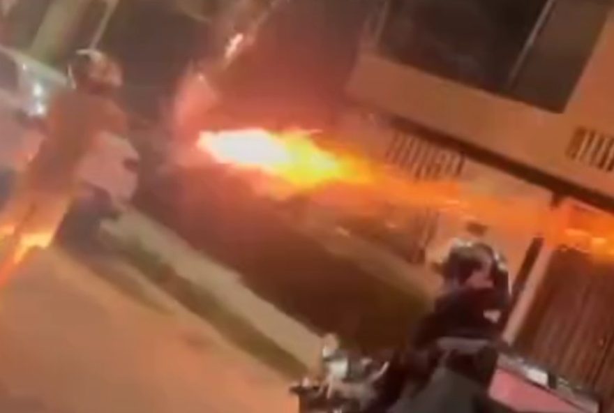 entregadores-retaliados-disparam-rojao-e-derrubam-portao-em-fortaleza3A-policia-investiga