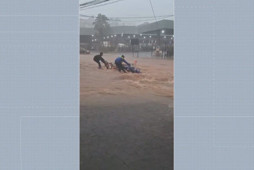 enxurrada-causa-alagamentos-em-conselheiro-lafaiete2C-mg enxurrada-causa-alagamentos-em-conselheiro-lafaiete2C-mg